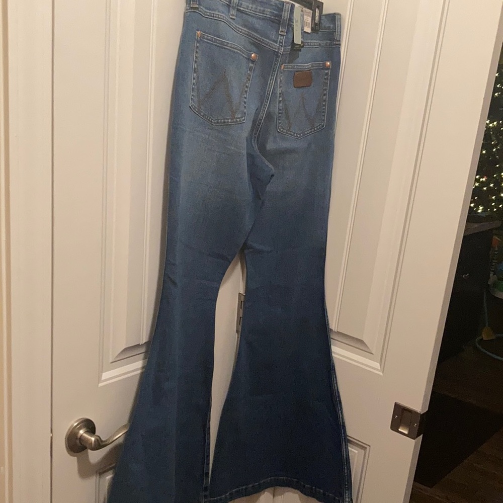 Women’s Wrangler Retro Premium Bell Bottom jeans Size 32x34